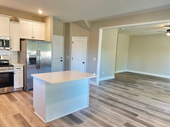 Building Photo - The Landing at Lewis Creek |