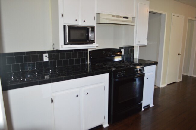 Building Photo - 532 Hollyhock st