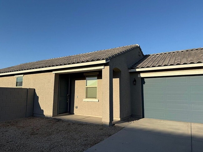 Building Photo - Move in today and enjoy
