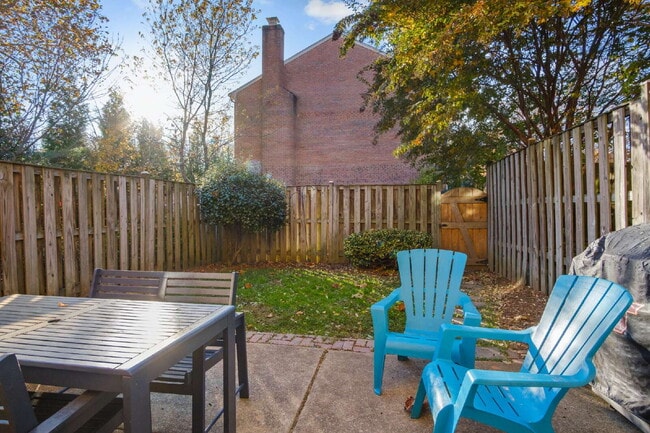 Building Photo - Charming Townhouse: Your New Home Awaits!