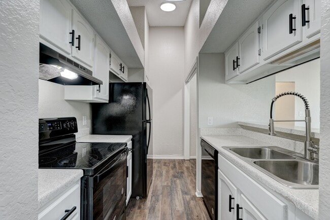 Building Photo - Home Like Living at Apartment Prices
