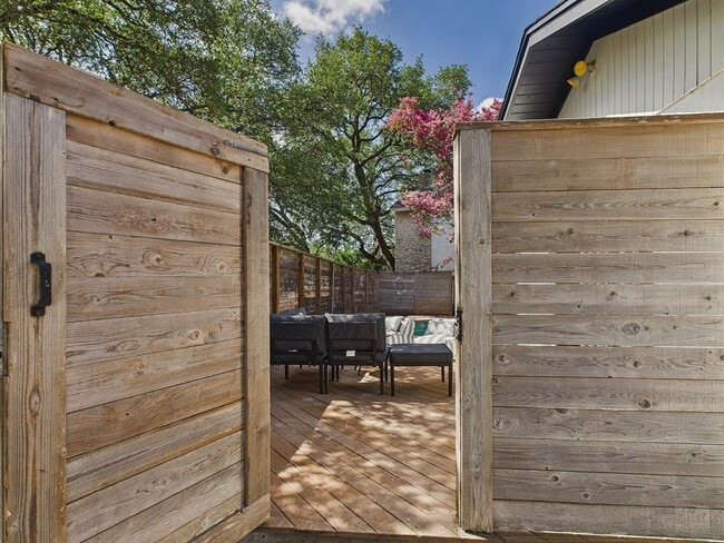 Building Photo - 6108 Shadow Valley Dr