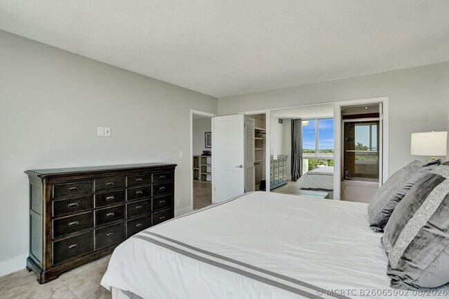 Building Photo - 2715 N Ocean Blvd