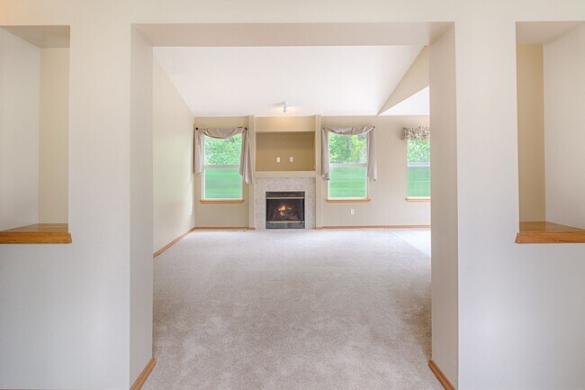 Building Photo - Large Updated 5 Bed SPLIT-LEVEL Kenmore Home!