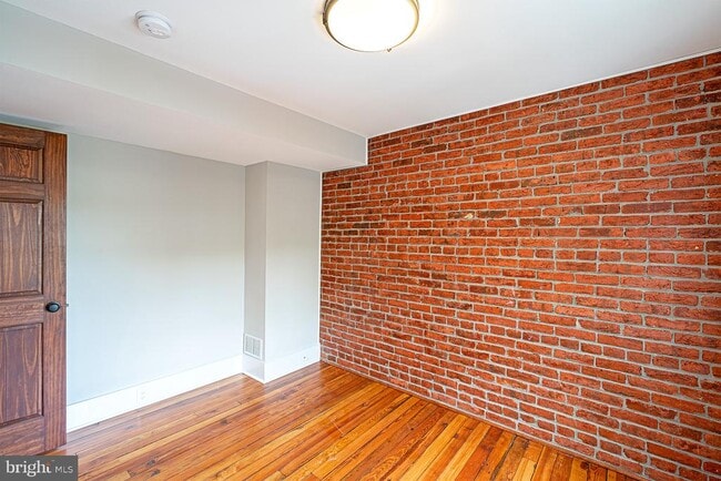 Building Photo - 325 D St SE