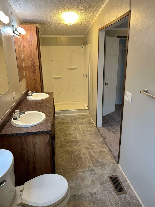 Building Photo - lot 28