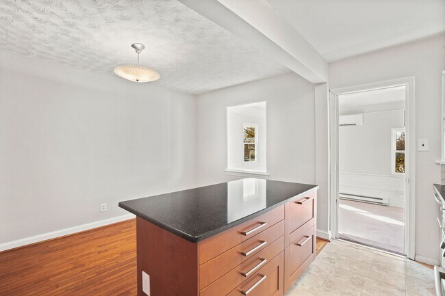 Building Photo - Brentwood Beauty