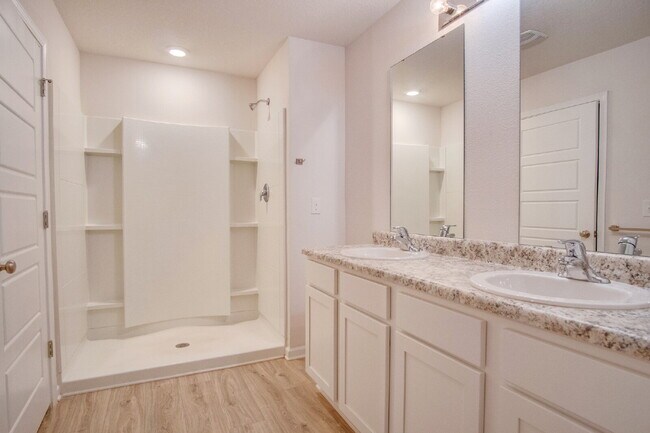 Building Photo - North Pensacola newer construction home– O...