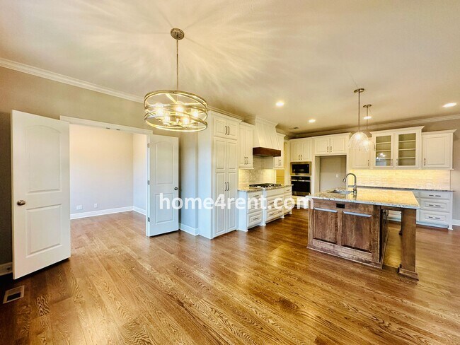 Building Photo - Nearly New Luxury Home in Blue Valley Schools!