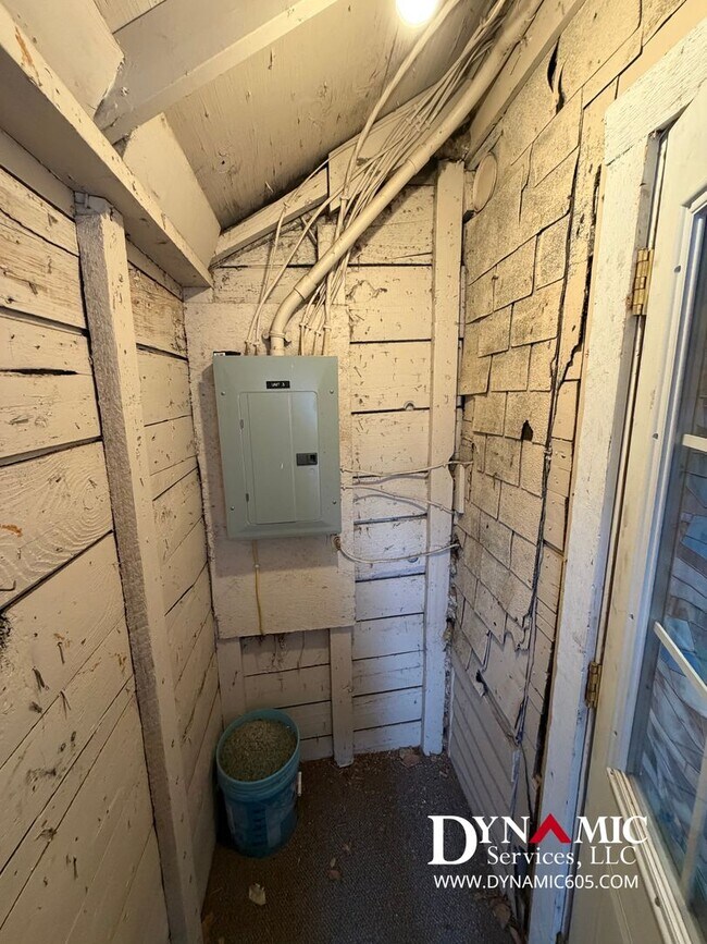 Building Photo - 717 W 16th St