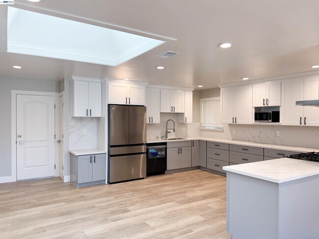 Building Photo - 2071 Seacliff Dr