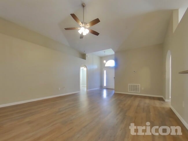 Building Photo - 864 Vanderbilt Dr