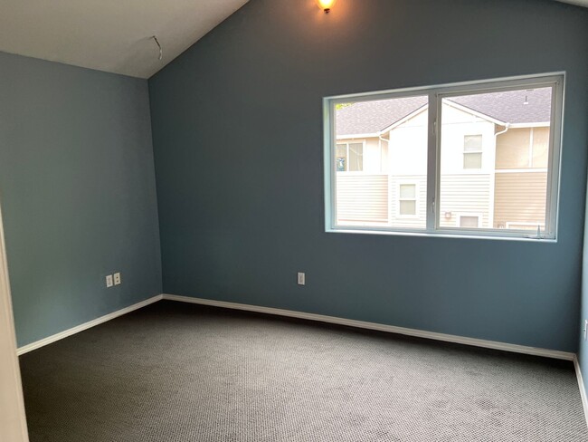 Building Photo - 2 Bed, 2 1/2 Bath townhome close to the Ri...
