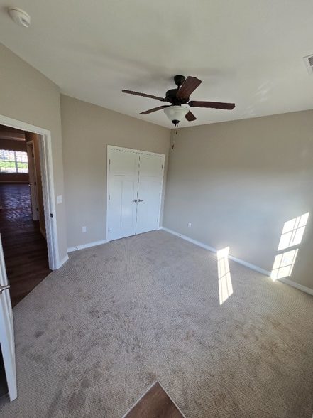 Building Photo - 907 Rocky Ln