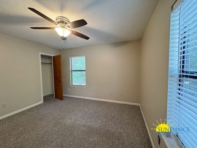 Building Photo - Spacious 3 Bedroom Home in Mary Esther!