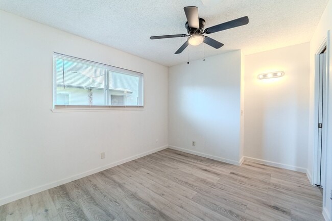 Building Photo - Cute remodeled unit!