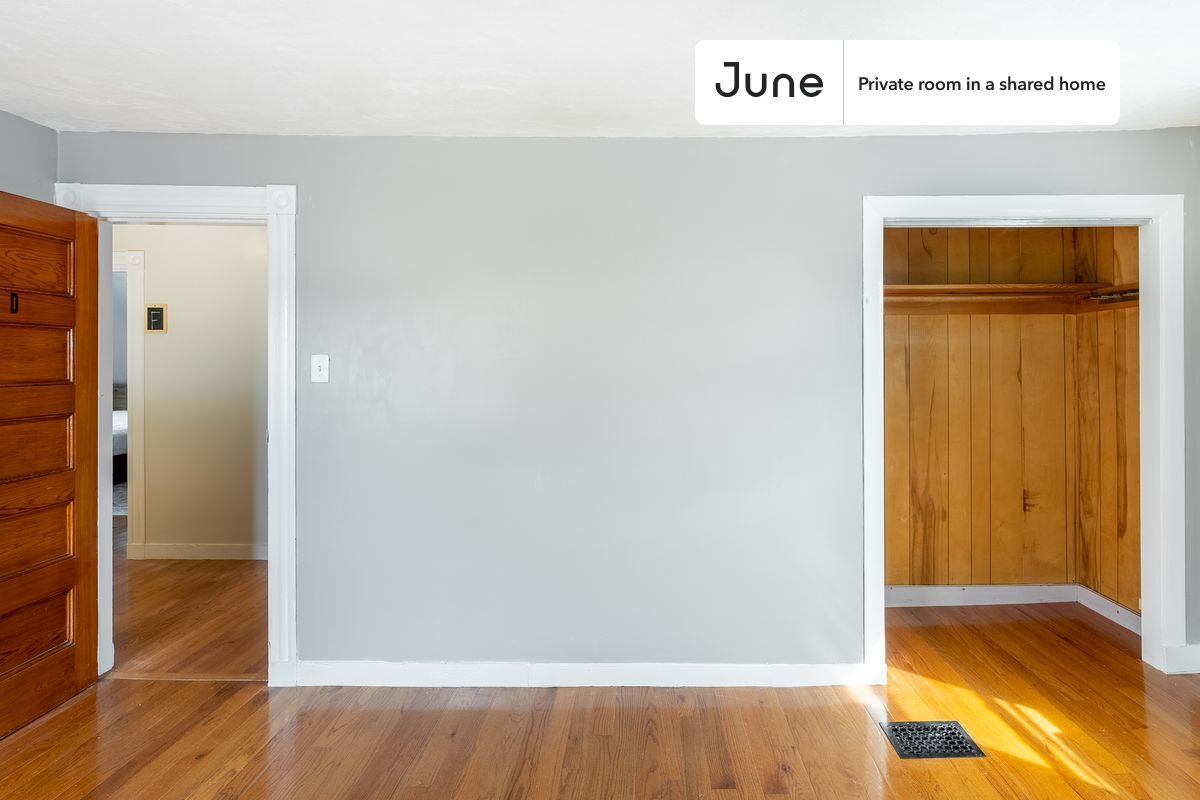 Building Photo - Room in Shared 6 bed/1.5 bath home