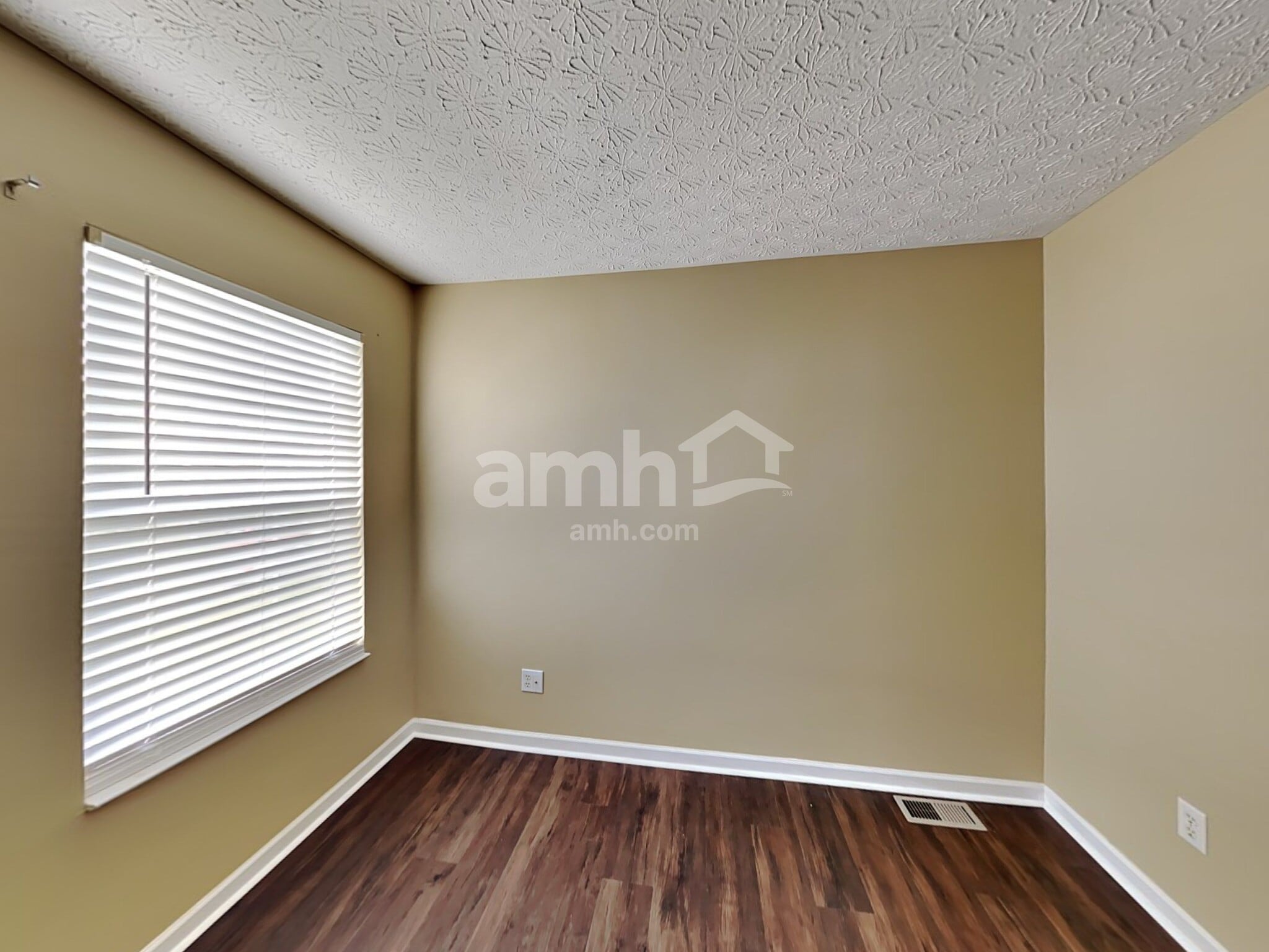 Building Photo - 372 Thompson St