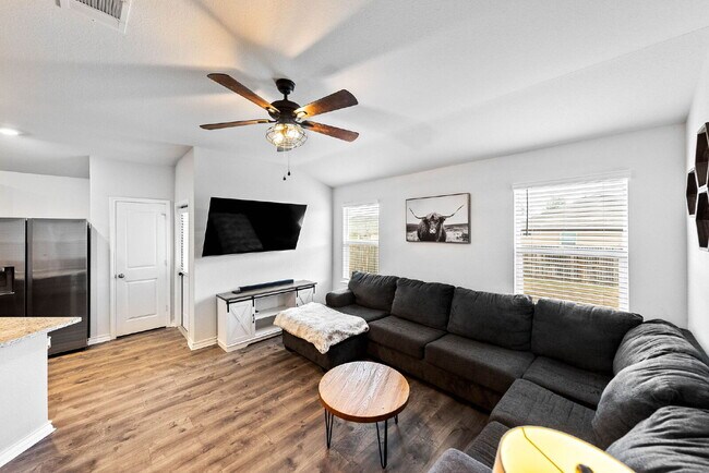 Building Photo - Charming Modern Home with Premium Amenitie...