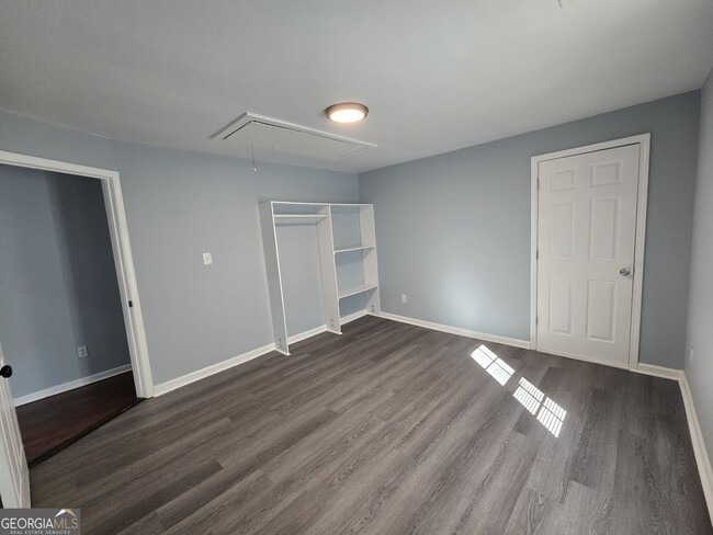 Building Photo - 1211 Lake Dr