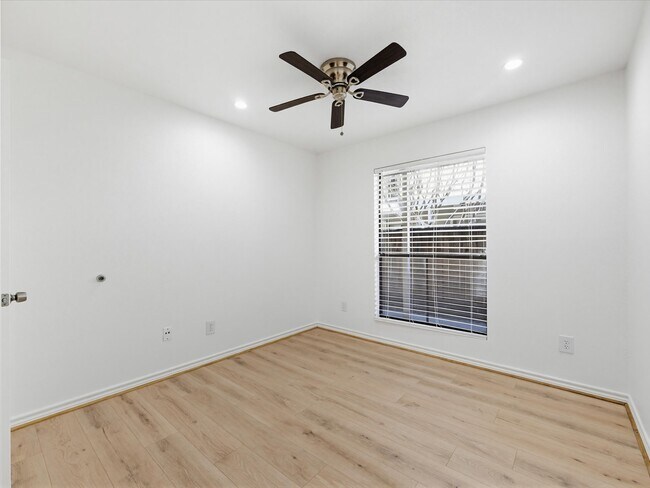 Building Photo - 2120 Wilcrest Dr