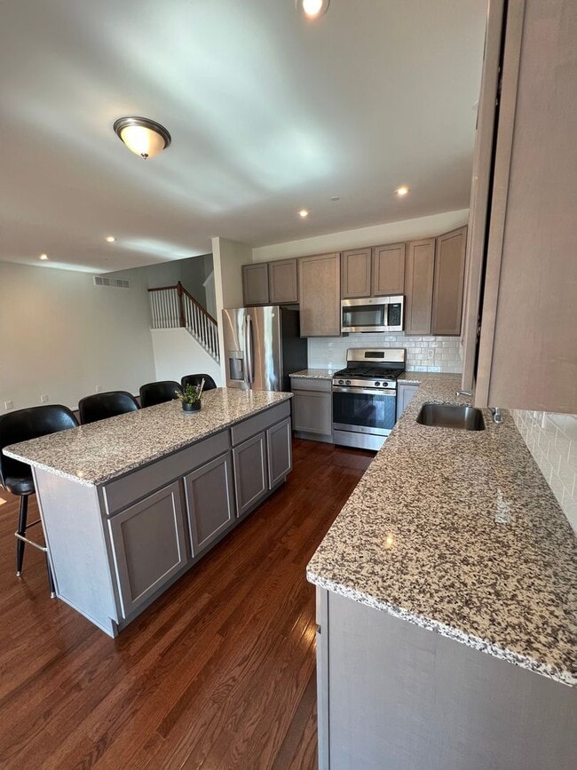 Building Photo - THREE BEDROOM TOWNHOME- PARKLAND SCHOOLS
