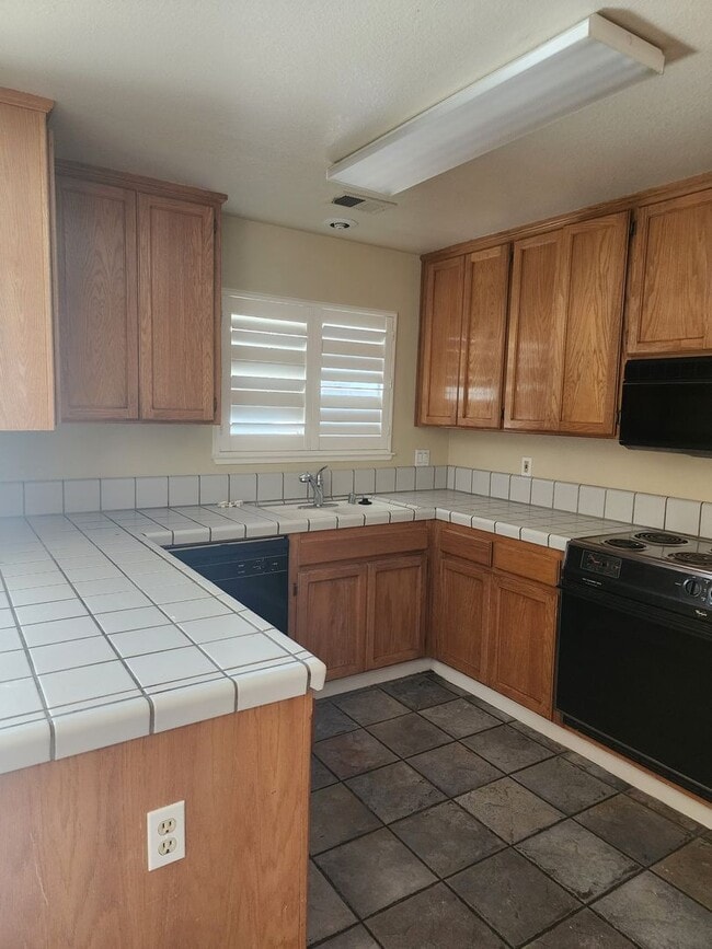 Building Photo - 3 Bedroom 2 Bath in HOA Community with Com...