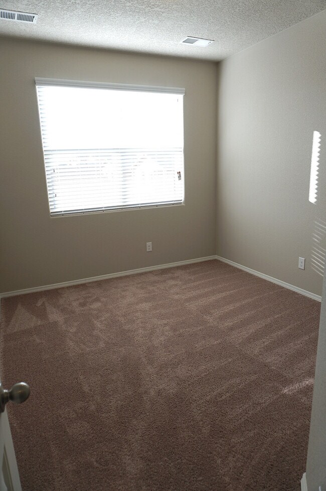 Building Photo - Wonderful 3 bedroom in Rio Rancho. Don't m...
