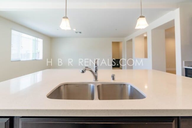 Building Photo - Spacious Elegance: 4-Bedroom with 3.5 Baths in Manteca