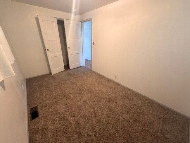 Building Photo - 2635 Desmet Dr