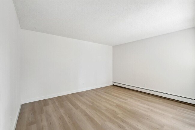 Building Photo - (55+) Newly Renovated 2br Condo in the Hea...