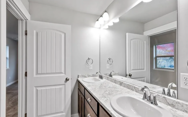 Building Photo - Charming 3-Bedroom Townhouse in the Heart ...