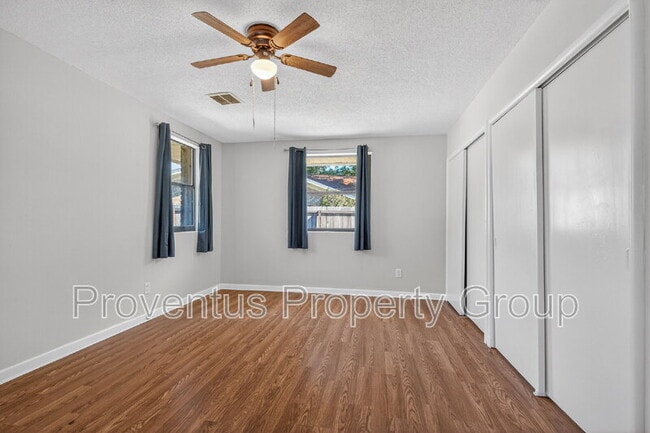 Building Photo - 8 Manor Dr