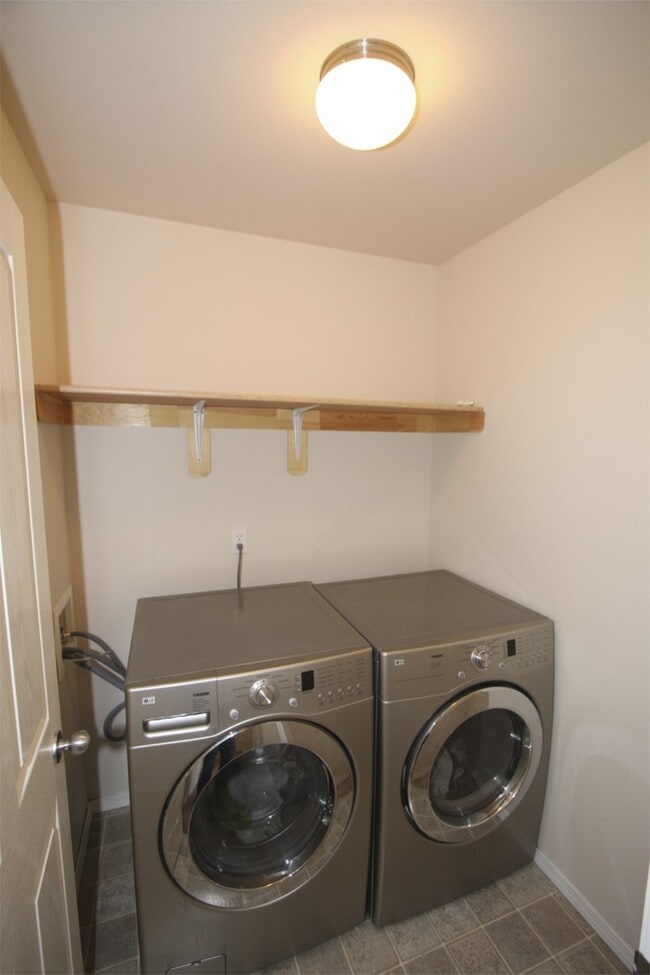 Building Photo - 3 Bedroom Condo in East Anchorage!