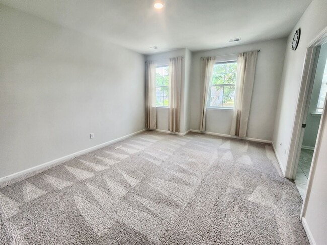Building Photo - Well maintained end unit townhome in Grand...