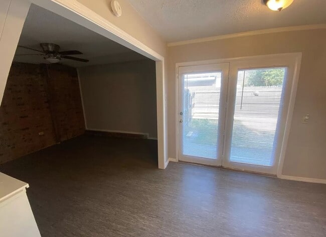 Building Photo - Spacious 2 Bedroom home