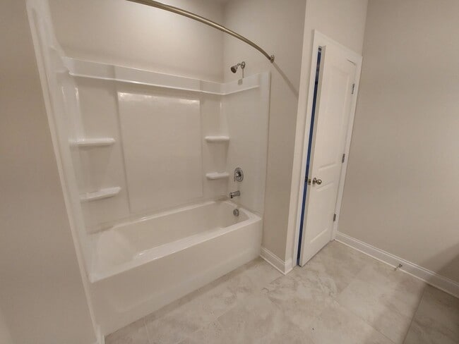 Building Photo - Large 3 Bedroom Luxury Townhome on Silver ...
