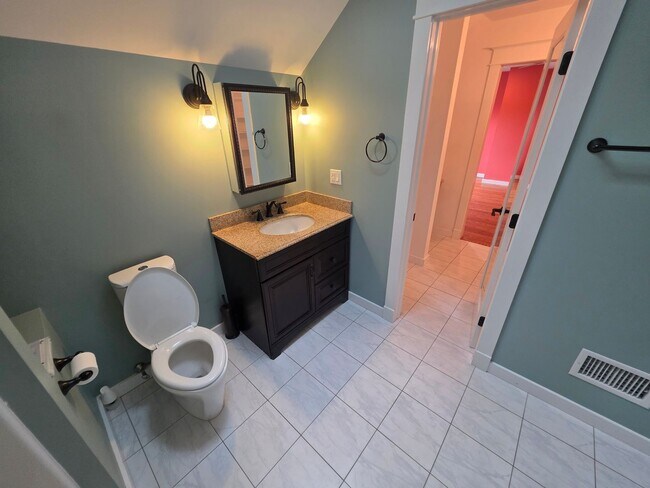 Building Photo - Luxurious 3-Bedroom Home in Poughquag, NY