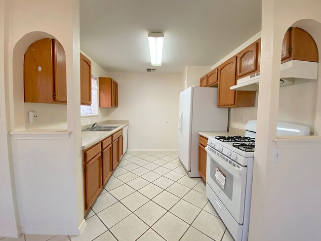 Building Photo - East El Paso 4 bed Refirg A/C