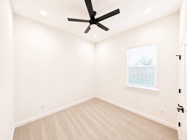 Building Photo - 5018 Dieppe St