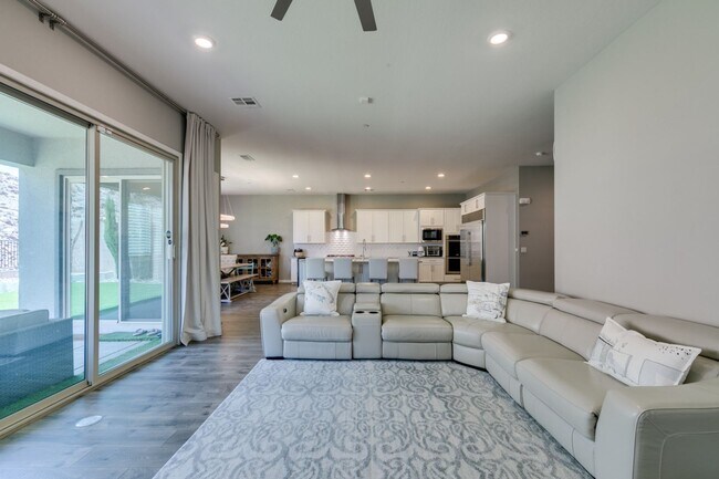 Building Photo - Luxury Rental with Mountain Views in Gated Henderson Community