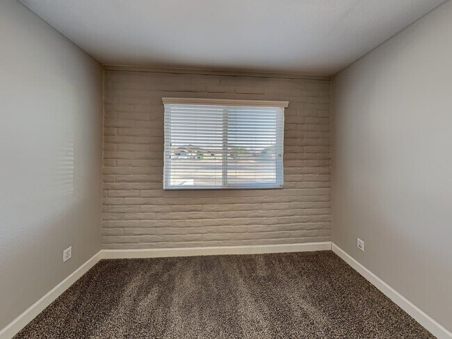 Building Photo - 1524 E Alameda Dr