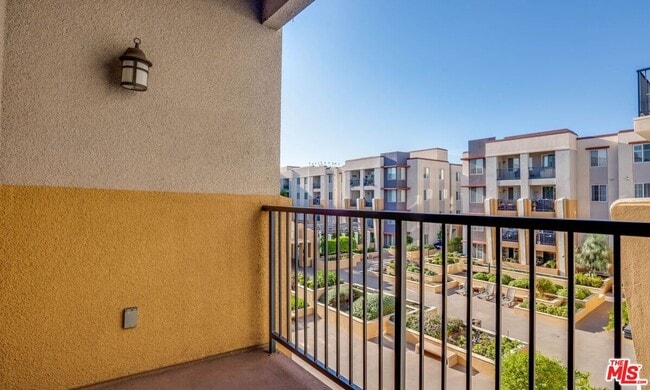 Building Photo - 360 W Ave 26