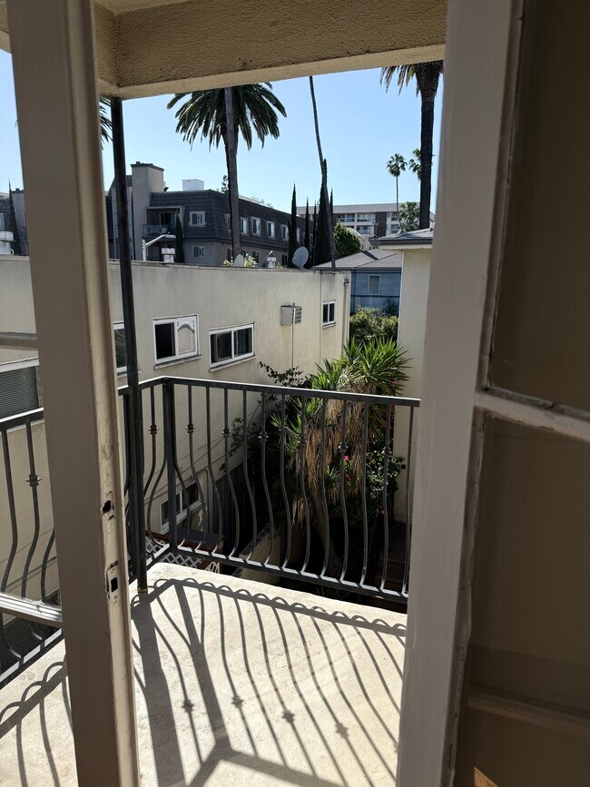 Building Photo - 408 N Doheny Dr