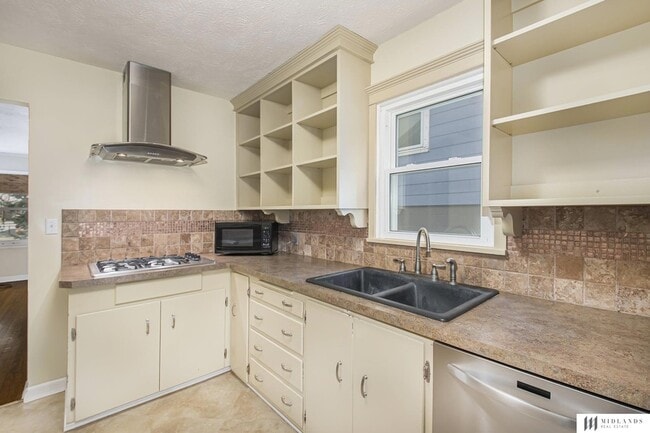 Building Photo - 5820 Walnut St