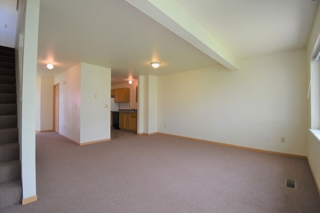 Building Photo - Centrally Located 3b 1.5ba Townhouse with attached Garage and Patio!