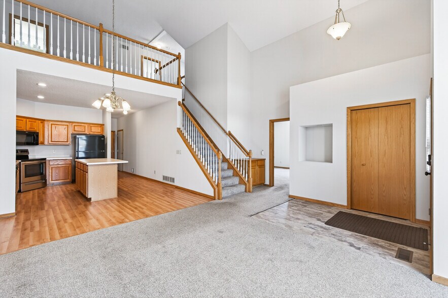 Building Photo - 475 Hickory Ln N