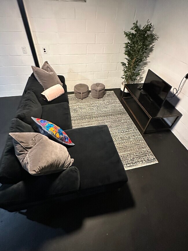 Building Photo - 2425 N Headley Rd