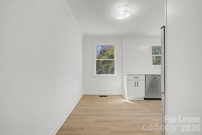 Building Photo - 357 Barnes St