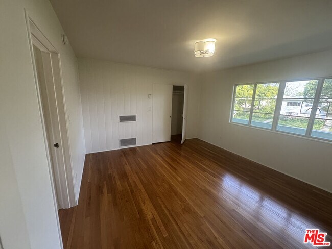 Building Photo - 5259 1/2 Village Green